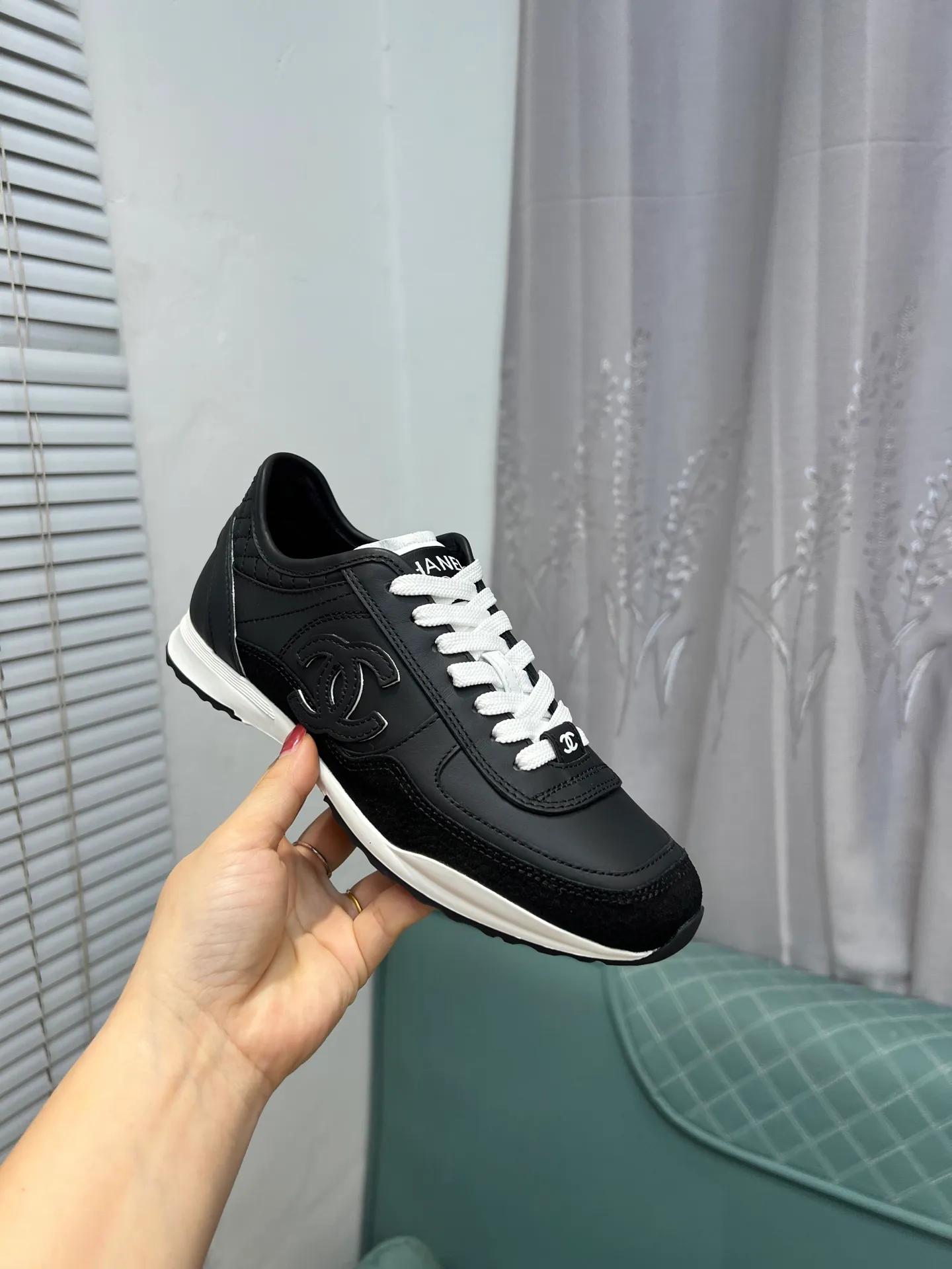 Men's men's shoes 💰620 Exclusive real shot (top version) CHANEL Chanel 2025ss color matching thick-soled casual sports shoes and sneakers. The counter is synchronized. The counter is very popular. A shoe that is very difficult to buy. The most popular thick-soled panda shoes on the Internet. It can be imagined that Xiaoxiang control can't miss it. It has both good looks and comfort. Simple and versatile white shoes. The thick sole increases the height and is super versatile. Close your eyes and wear it. Whoever wears it will look better. Upper: calfskin Lining: imported sheepskin lining Outsole: TPU original outsole Size: 35-44 (customized for women 41 and 40, and 45 for men)